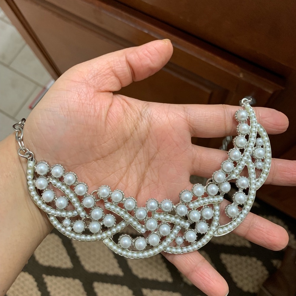 White & silver pearl necklace